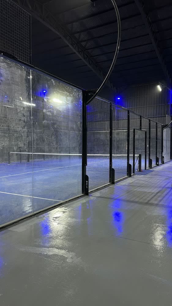 Cancha vacía con las luces LED prendidas